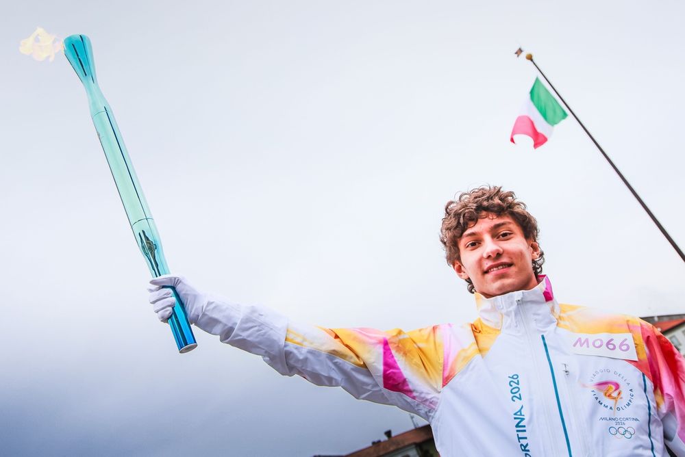 Andrea Kimi Antonelli, pilota Mercedes, tedoforo a Palmanova