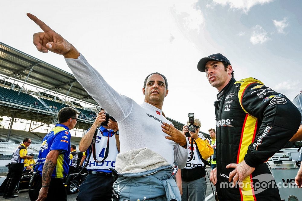 Juan Pablo Montoya, Team Penske Chevrolet, parlant avec Simon Pagenaud, Team Penske Chevrolet