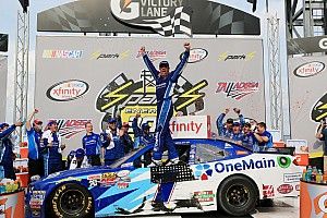 Elliot triunfa y empata en el líderato de Xfinity a Suárez