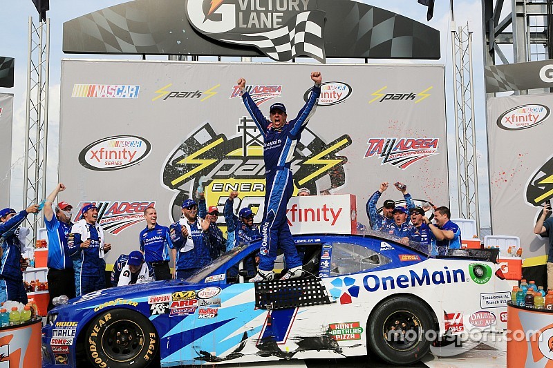 Elliot triunfa y empata en el líderato de Xfinity a Suárez