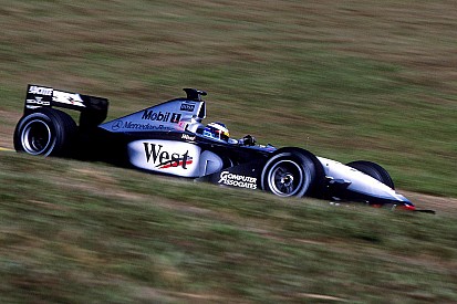 Häkkinen rajtja Schumacher ellen: az a hang... (videó)