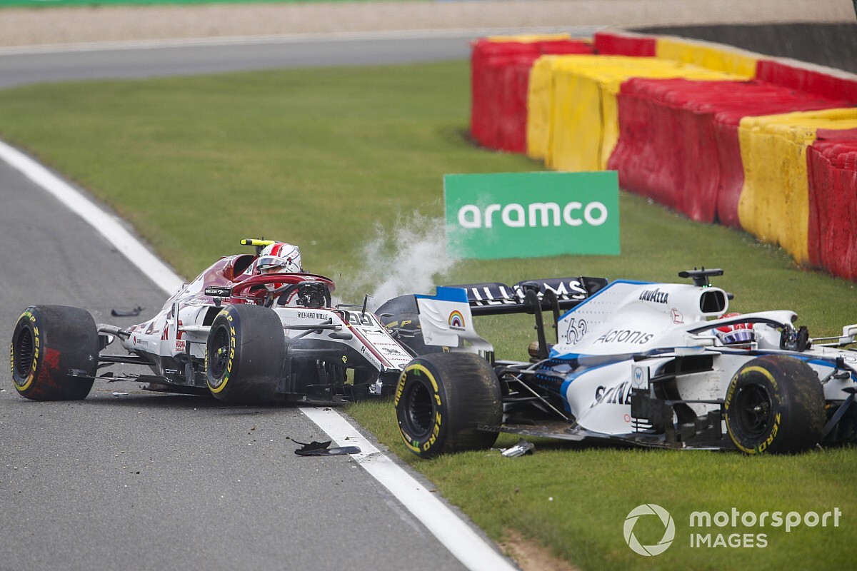 VIDEO: Zware crash op Spa, Russell dankbaar voor halo