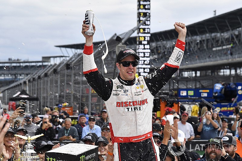 Keselowski dá a primeira vitória da Penske em Indianápolis na NASCAR Cup
