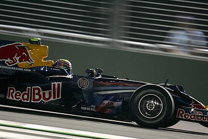 Webber rajtja a kaotikus 2008-as Brit Nagydíjról: nem úszta meg forgás nélkül (videó)