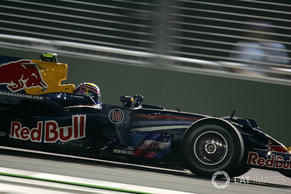 Webber rajtja a kaotikus 2008-as Brit Nagydíjról: nem úszta meg forgás nélkül (videó)