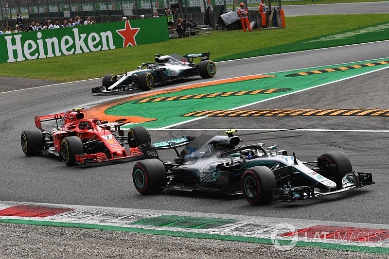 Valtteri Bottas, Mercedes AMG F1 W09 leads Kimi Raikkonen, Ferrari SF71H and Lewis Hamilton, Mercedes AMG F1 W09 