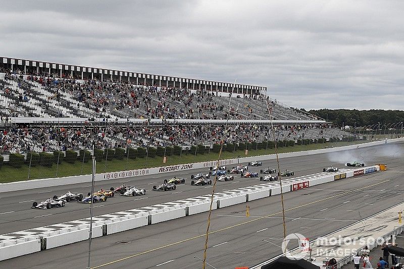 Will Power, Team Penske Chevrolet, Alexander Rossi, Andretti Autosport Honda líder al inicio Spencer Pigot, Ed Carpenter Racing Chevrolet choca