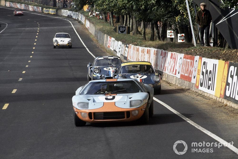 #9 Ford GT40: Pedro Rodriguez, Lucien Bianchi