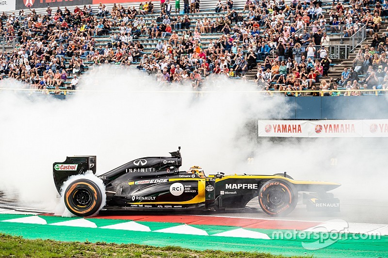 Aitken trakteert Assen op Formule 1-actie: "Geweldig om hier te rijden"