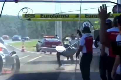 VÍDEO: Acidente fere três mecânicos em prova da Stock Light