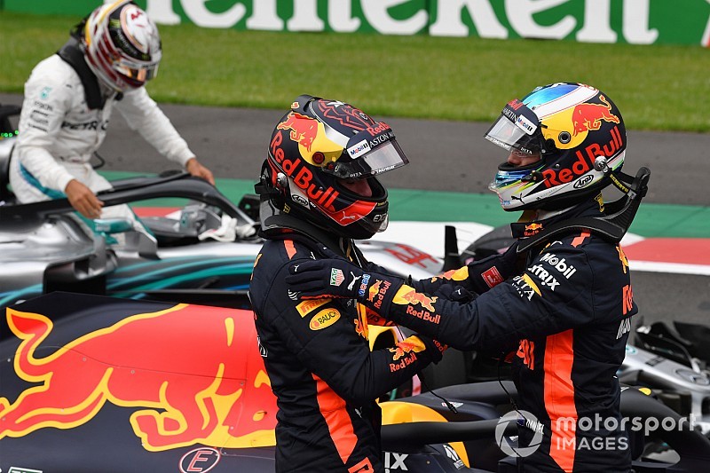 Ricciardo vê “potencial de grandeza” em Verstappen