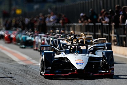 Le baquet d'Albon convoité par plus de 15 pilotes