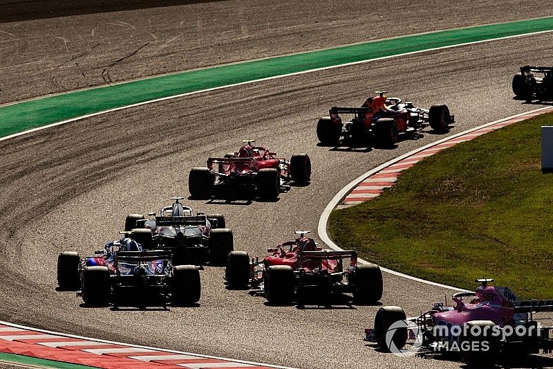 Max Verstappen, Red Bull Racing RB14, devant Kimi Raikkonen, Ferrari SF71H, Romain Grosjean, Haas F1 Team VF-18, Sebastian Vettel, Ferrari SF71H, Pierre Gasly, Scuderia Toro Rosso STR13, et Brendon Hartley, Toro Rosso STR13, au départ