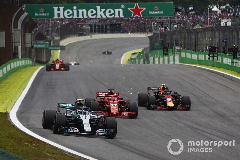 Verstappen megint nekiment a 2-es táblának, Hamilton "bontott" és esett: videó