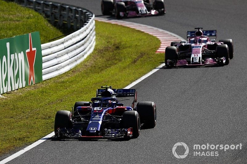 Pierre Gasly, Scuderia Toro Rosso STR13, devance Sergio Perez, Racing Point Force India VJM11