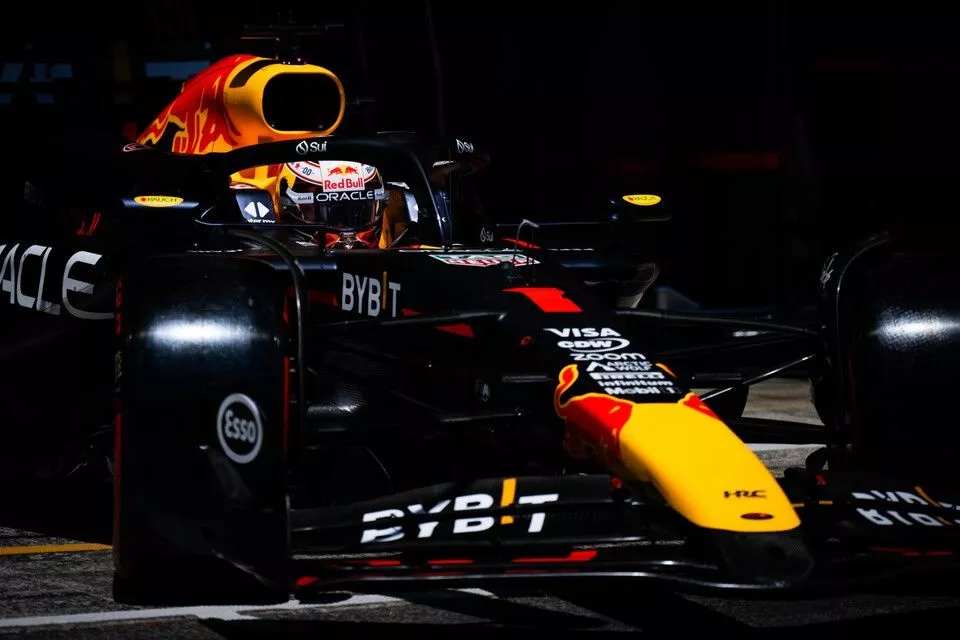 Max Verstappen, Red Bull Racing RB20, sale del garaje