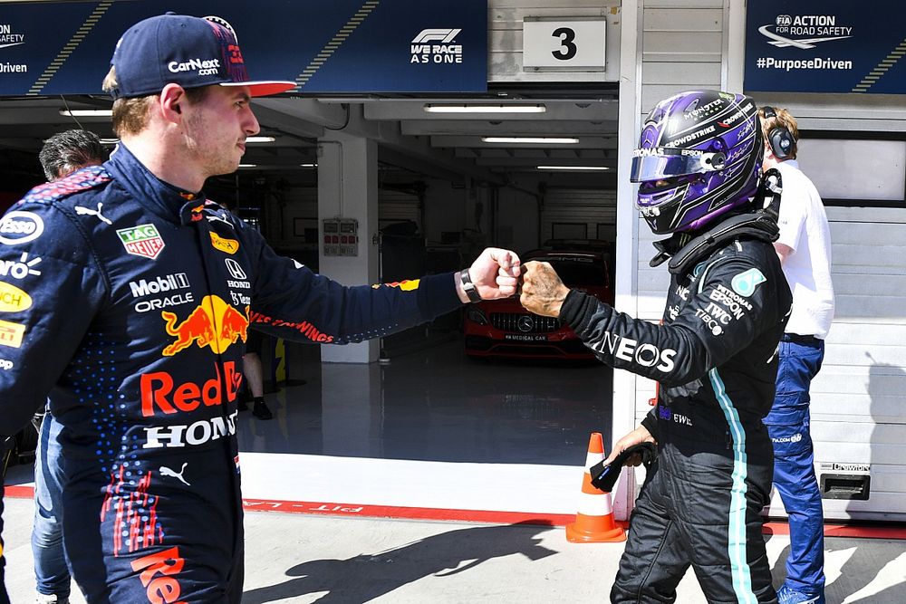 Ganador de la pole, Lewis Hamilton, Mercedes, choca el puño con Max Verstappen, Red Bull Racing, tercer puesto en Parc Ferme tras la clasificación