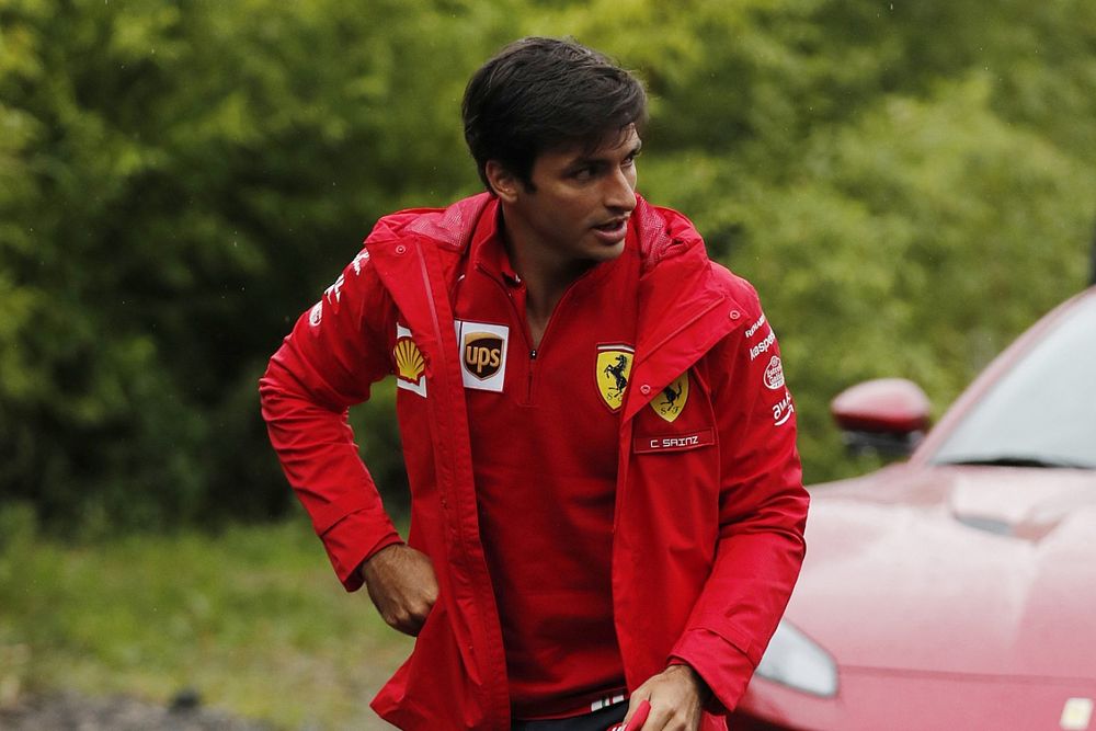 Sainz desata la locura ferrarista en su llegada a Monza