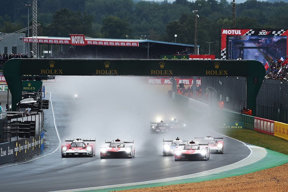 Race start #7 Toyota Gazoo Racing Toyota GR010 - Hybrid Hypercar, Mike Conway, Kamui Kobayashi, Jose Maria Lopez, #8 Toyota Gazoo Racing Toyota GR010 - Hybrid Hypercar, Sébastien Buemi, Kazuki Nakajima, Brendon Hartley