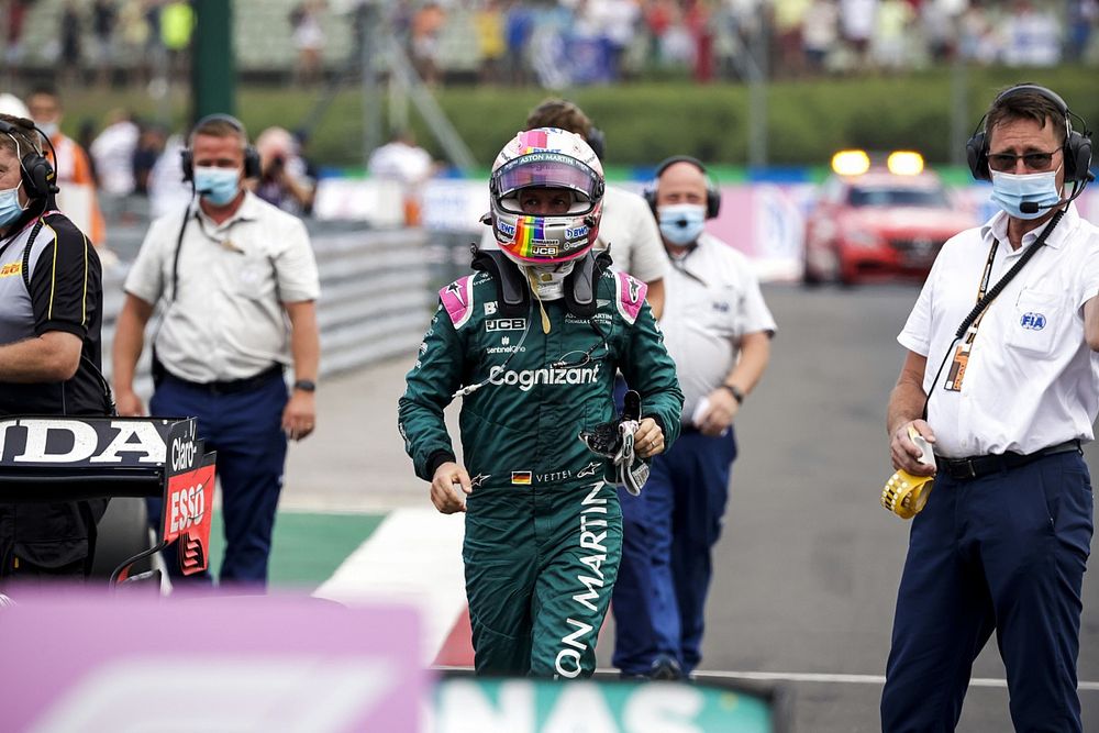 Sebastian Vettel, Aston Martin, secondo classificato, arriva al Parc Ferme