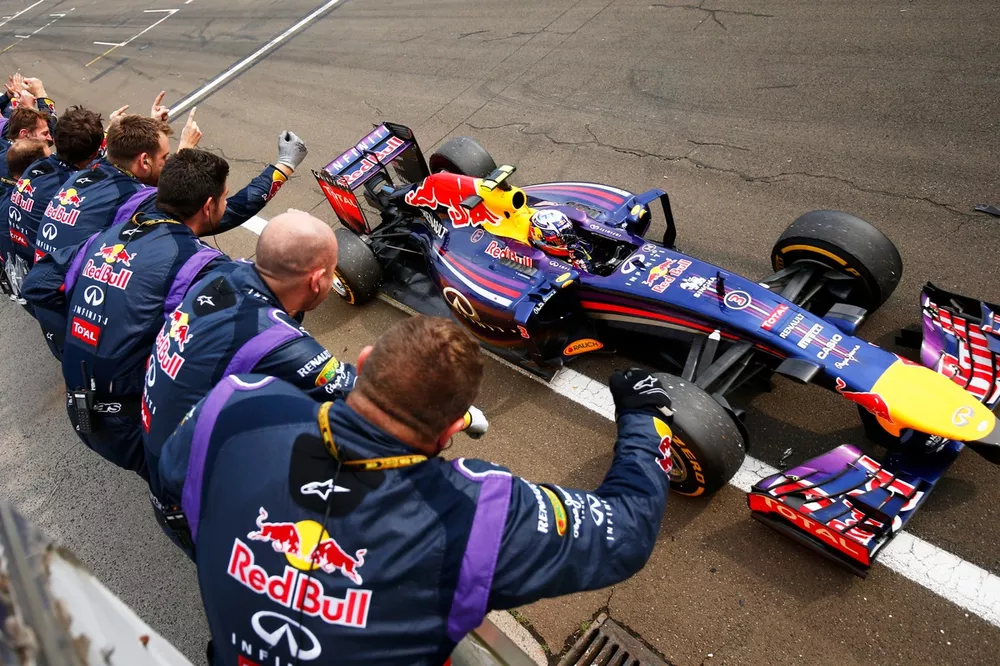 Le vainqueur Daniel Ricciardo, Red Bull Racing RB10 Renault, passe la ligne d'arriv&eacute;e sous les c&eacute;l&eacute;brations de son &eacute;quipe
