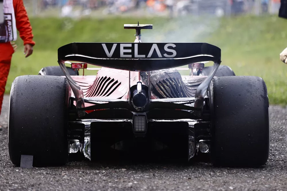 El coche quemado de Carlos Sainz, Ferrari F1-75, tras un incendio que provoca su retirada