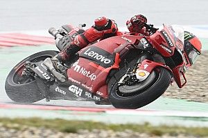 La lluvia da tregua y Bagnaia lidera el FP2 de Assen con neumático liso
