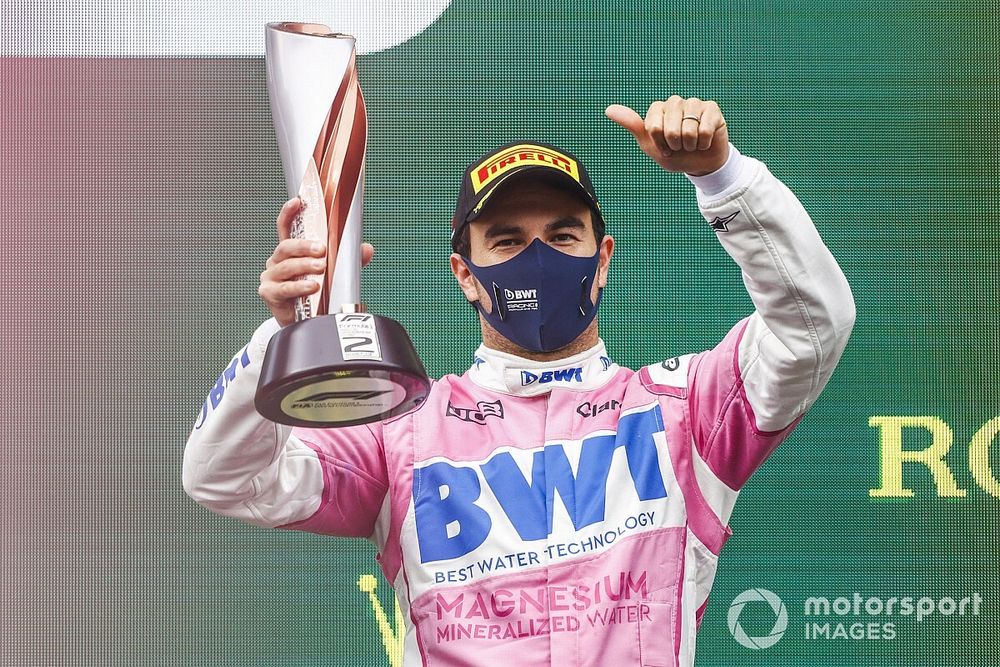 Le deuxième Sergio Perez, Racing Point, avec son trophée