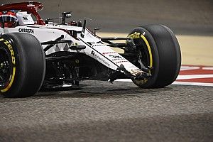 Videón, ahogy Räikkönen megtöri az Alfa Romeót Bahreinben
