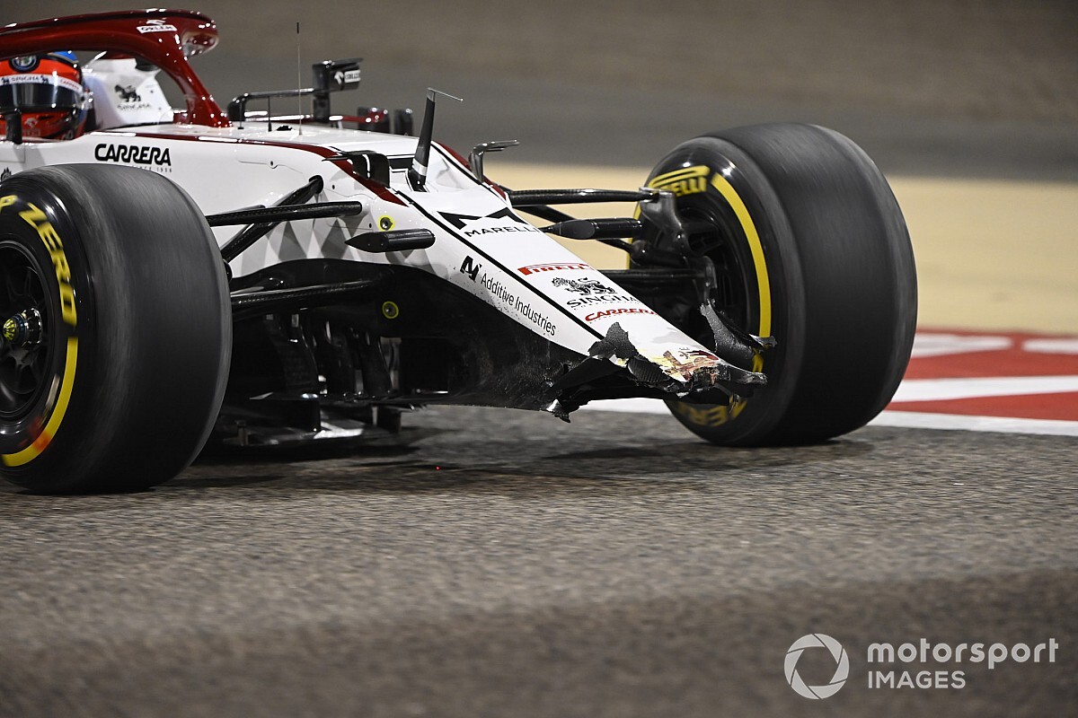 Videón, ahogy Räikkönen megtöri az Alfa Romeót Bahreinben