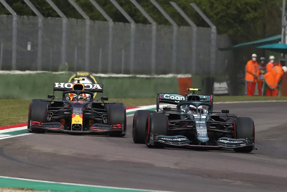 Sebastian Vettel, Aston Martin AMR21, Sergio Pérez, Red Bull Racing RB16B