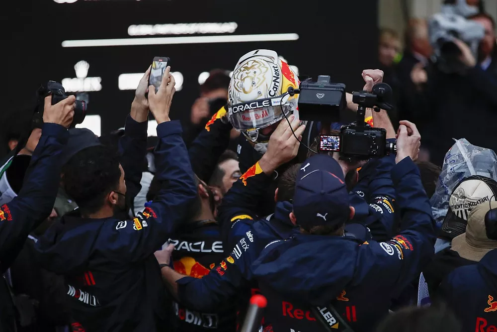 Max Verstappen, Red Bull Racing, primo posto, festeggia con il team al Parc Ferme