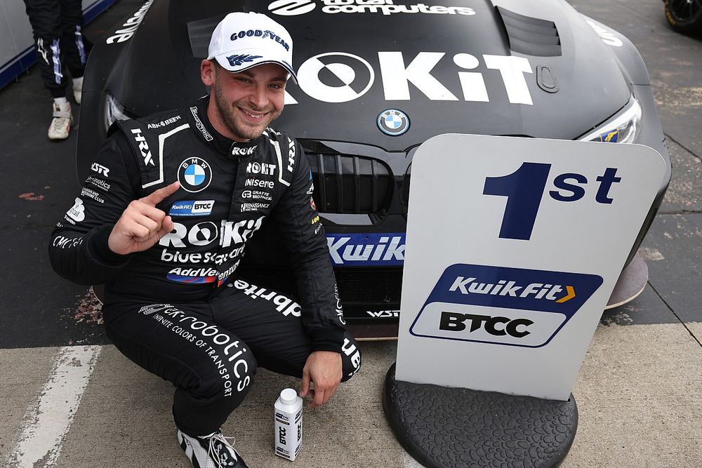 Hill stays with West Surrey Racing BMW team for 2023 BTCC