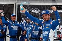 Larson supera a Elliott y gana en Watkins Glen con abandono de Raikkonen