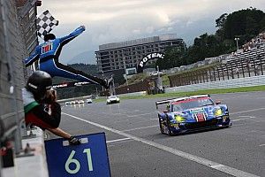 首位が続々トラブルに襲われる大波乱。最後はドッグファイトの末61号車スバルが勝利|スーパーGT第4戦富士:GT300決勝