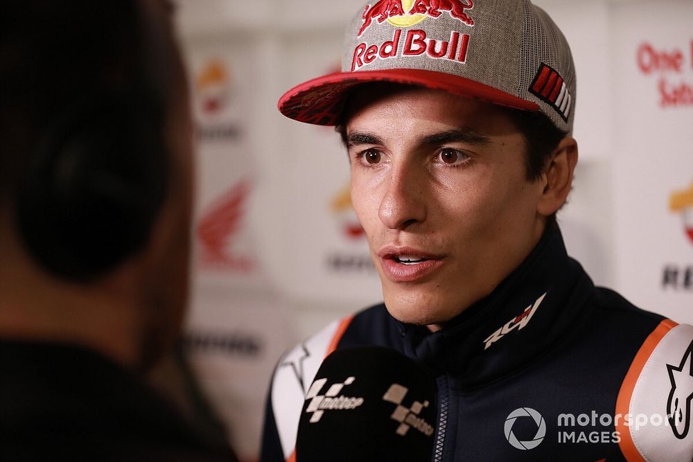 Marc Marquez mostra la cicatrice della terza operazione