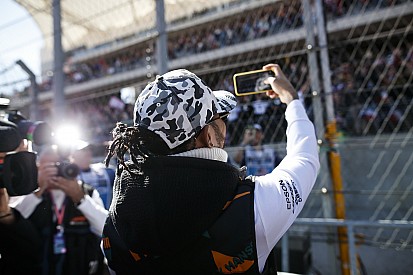 Hamilton: "Kırmızı harika bir renk, ama Mercedes'in sundukları daha çekici"