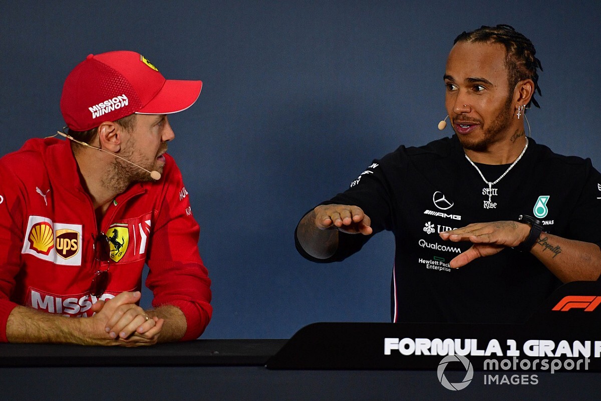 Video: Vettel, Hamilton'ı tebrik ediyor