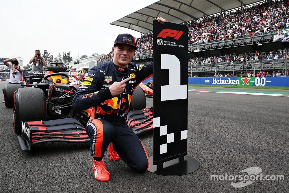 Max Verstappen viert pole-position in Mexico, voordat hij drie plaatsen gridstraf zou ontvangen.