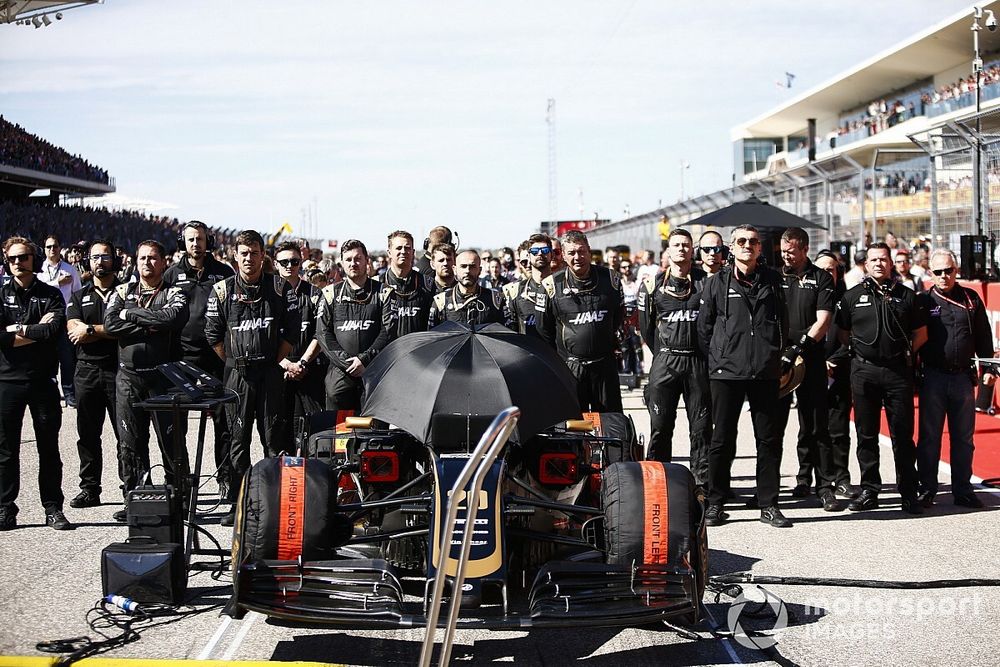 Mechanics on the grid with the car of Kevin Magnussen, Haas F1 Team VF-19