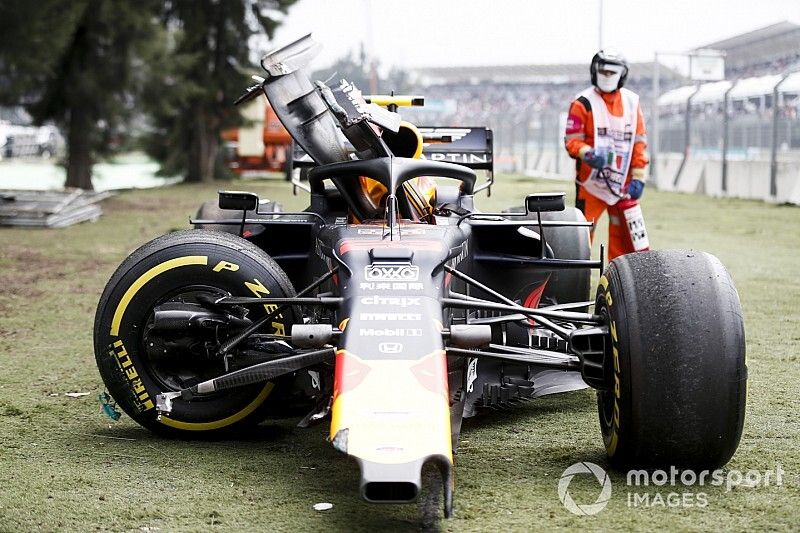 El coche dañado de Alex Albon, Red Bull RB15, después del choque en la FP2