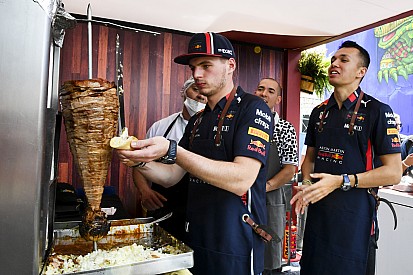 Hamilton őszintén reméli, Albont már meg fogja tartani a Red Bull