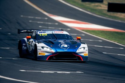 Újabb Aston Martin tört rommá a 12 órás versenyen (videó)