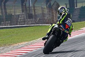 Rossi: “Se me hace raro ver a Lorenzo vestido de calle y yo con el mono”