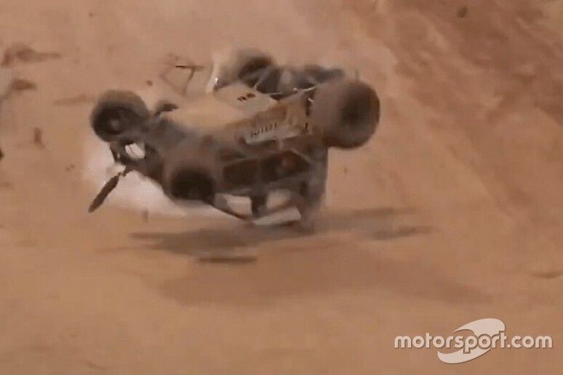 VÍDEO: Piloto da NASCAR, Kyle Larson capota inúmeras vezes em corrida na Nova Zelândia