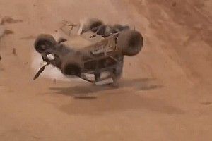 VÍDEO: Piloto da NASCAR, Kyle Larson capota inúmeras vezes em corrida na Nova Zelândia