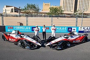 GALERIA: Equipe de Massa, Venturi divulga novo carro na Fórmula E