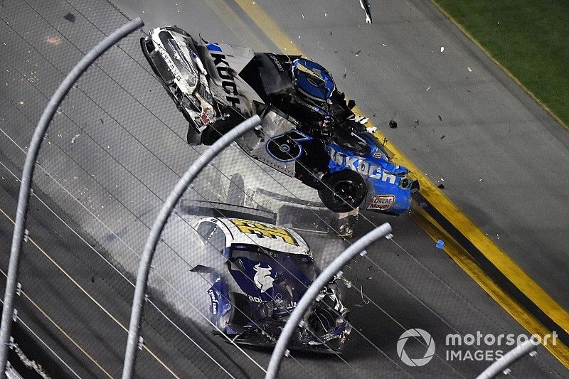 Crash: Ryan Newman, Roush Fenway Racing, Ford Mustang Koch Industries