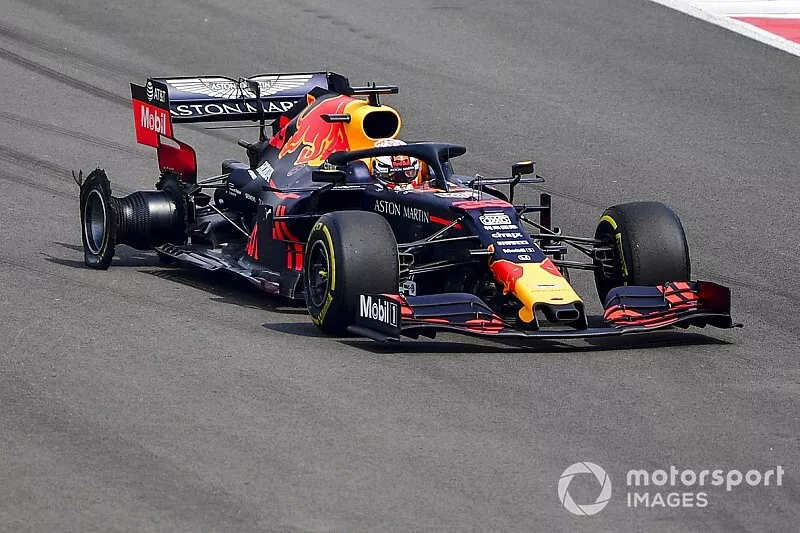 Max Verstappen, Red Bull Racing RB15, se dirige a los boxes con un pinchazo