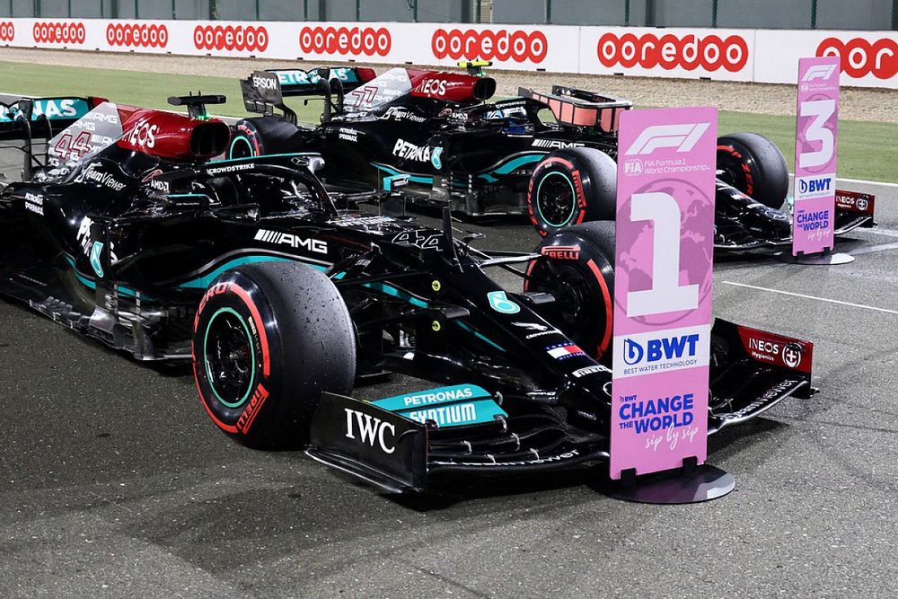 Mercedes в Катаре уступает Red Bull в прижиме – но быстрее в поворотах. Как так?